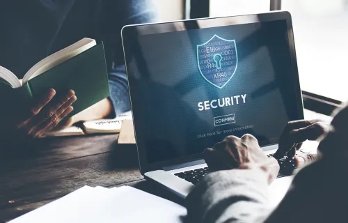 Cyber security spesialist skriver på pc