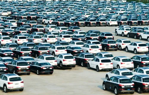 Auslieferungsfläche eines Automobilherstellers mit großer Fahrzeugflotte.