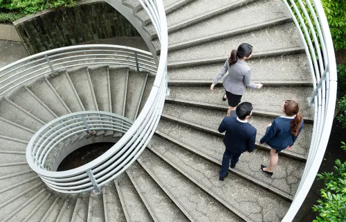 Des personnes dans un escalier