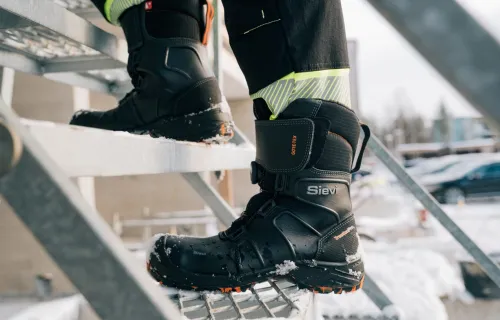 Kuvituskuva: Sievin työsaappaat portailla