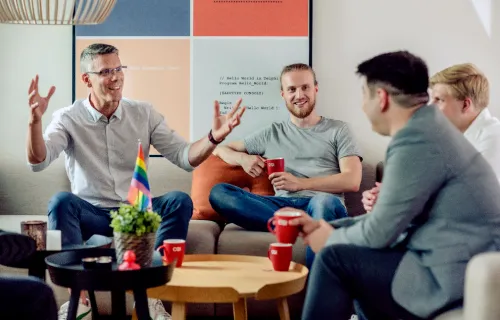 Kuvituskuvassa kuntien digitalisaation asiantuntijat keskustelevat kahvihuoneessa