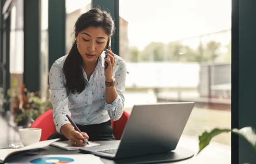 cgi_advisory_services_consultant_supporting_in house_service_desk_client_on_the_phone