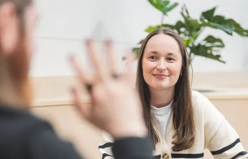 CGI:n suositteluohjelma. Kuvassa CGI:n konsultti kuuntelee kollegaansa. CGI:n suositteluohjelma. Kuvassa CGI:n konsultti kuuntelee kollegaansa.