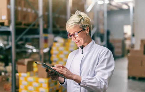 Nainen selaa tabletilta Auraprintin asiakastarinaa