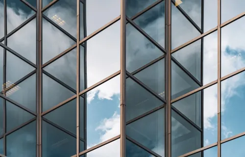Moderne Architektur mit klaren Linien als Symbol für eine skalierbare AI Playground Plattform…