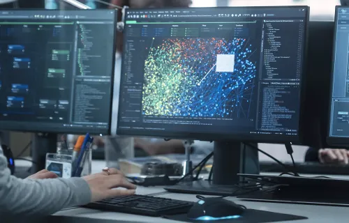 Kuvituskuva: konsultti tarkastelee dataa tietokoneen ruudulta