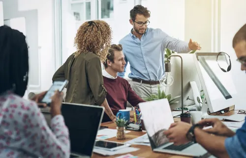 Kuvituskuvassa asiantuntijat keskustelemassa sovellusten modernisoinnista Application Factoryn…