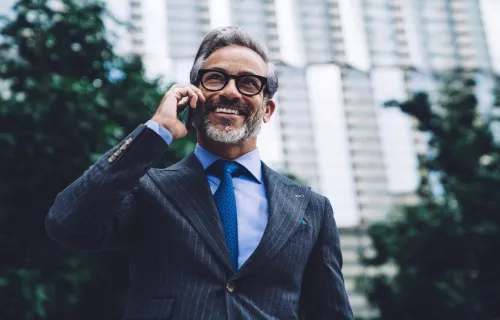 Consultant sur un téléphone mobile