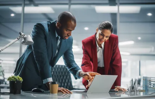 deux personnes travaillent sur un ordinateur