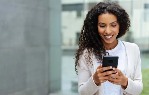 Junge Frau nutzt einen Chatbot auf ihrem Iphone