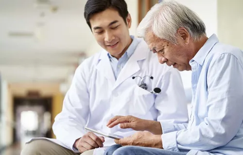 le médecin et le patient examinent les données sur une tablette