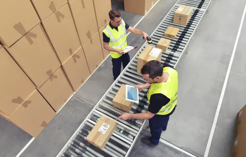 Opérateurs sur ligne automatisée illustrant la digitalisation MES vers MOM.