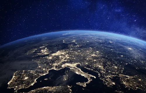Satellit im Erdorbit über der Atmosphäre, als Darstellung komplexer Missionssysteme und…
