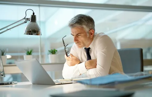 Geschäftsmann prüft nächste Schritte zur NIS2-Konformität und Cybersicherheit im Unternehmen