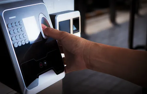 Hand som scannar sitt fingeravtryck i en fingerprintscanner