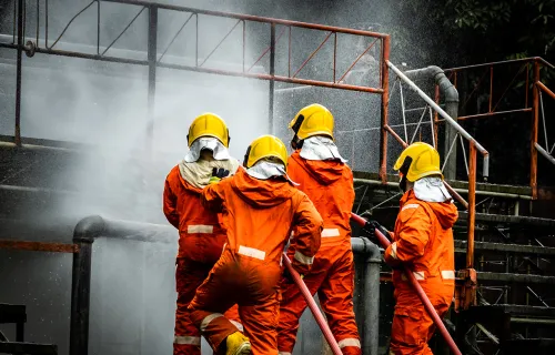 Feuerwehrleute beim Löschen