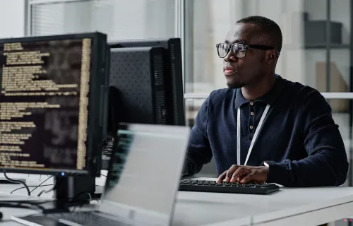 Utvikler jobber med program