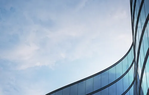 En skymt av en företagsbyggnad och himlen