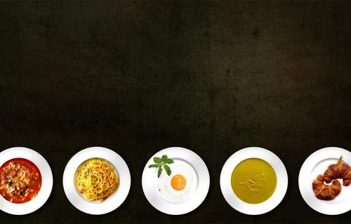 Ruoka-annokset lautasilla
