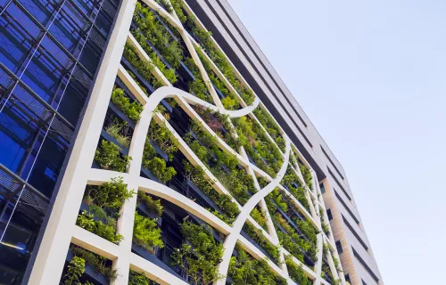 Bürogebäude mit grüner Bepflanzung