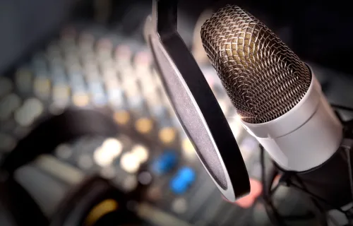 microphone dans la cabine de diffusion radio