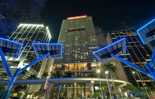 Panneaux solaires photovoltaïques bleus montés dans une ville moderne sur des poteaux de rue pour alimenter en électricité les lampadaires et les caméras de surveillance.