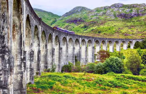 Train on Glenfinnan viaduct