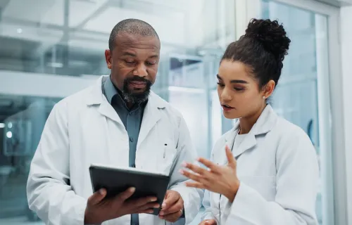 Deux professionnels de santé qui regardent une tablette