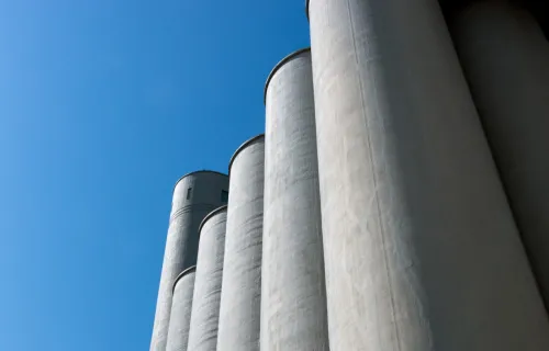 Kuvituskuva: tehtaan suuret viljasäilöt