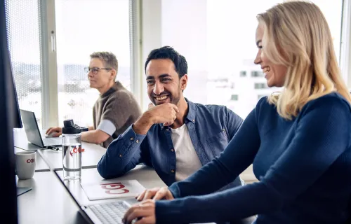 CGI partners i et møte med en laptop