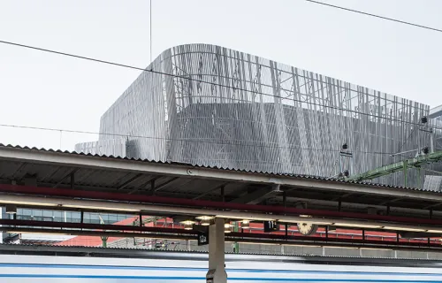 Waterfront kongresscenter syns från tågperrongen på Stockholms centralstation