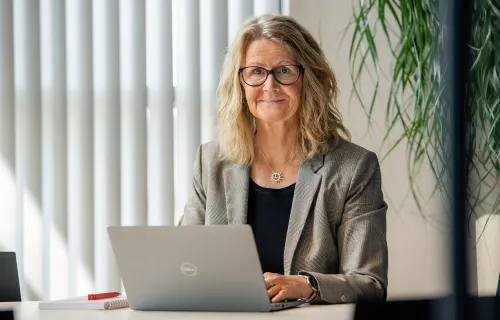 CGI Mitarbeiterin Karianne Hoel sitzt vor einem Laptop