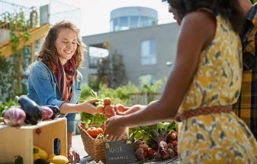 kauppias ja asukkaat luomutorilla