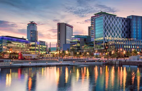 Kuvituskuva älykkäästä kaupungista auringonnousun aikaan