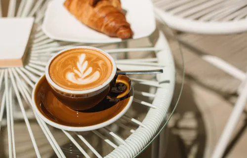 latte_coffee_croissant_cafe_table