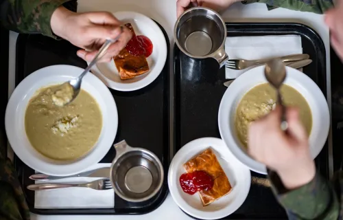 Leijona Catering vastaa ruokapalveluista turvallisuuskriittisille toimijoille, ja taustalla…