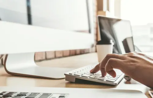 Human_typing_computer