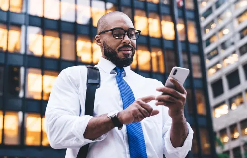 consultant sur un téléphone mobile