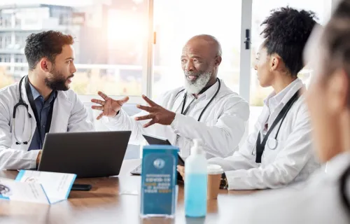 Medizinisches Team bei einer Besprechung in einem Konferenzraum im Krankenhaus.