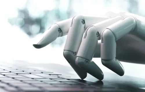 AI robot hand skriver på ett tangentbord