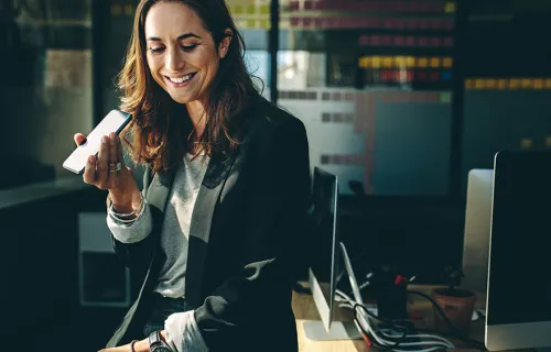 Une femme en train d'utiliser son téléphone