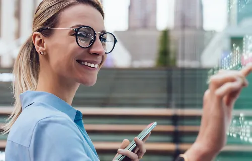 leende kvinna använder mobiltelefon och digital glasskärm