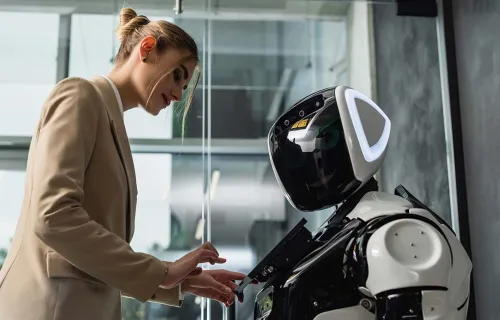 Frau, die Daten in einen humanoiden Roboter eingibt