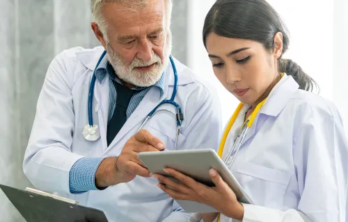 Zwei Ärzte mit einem iPad
