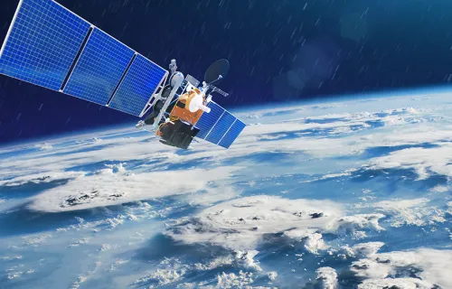 Ein Satellit kreist über die Erde und erfasst dabei Daten