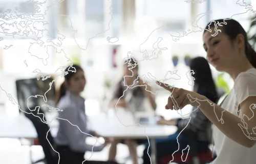 Kunden vor Ort betrachten Weltkarte