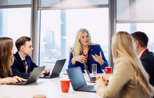 Møte med 5 personer rundt et bord