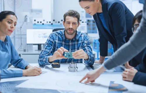 des hommes et des femmes travaillant à une table