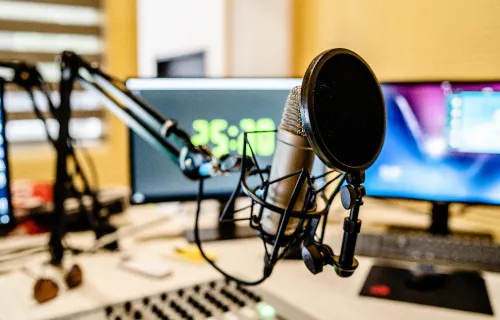 Mikrofon im Rundfunkstudio