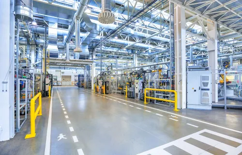 Interiör av en modern industrifabrik med produktionslinjer, rörsystem och teknisk utrustning…